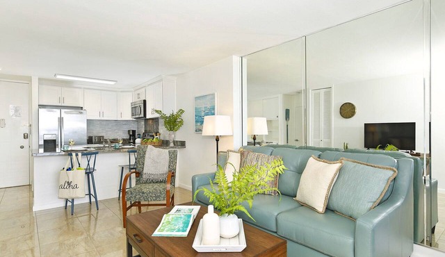 Waikiki Ocean & Yacht Harbor Views! Short Walk to Beach, Shops & Restaurants!