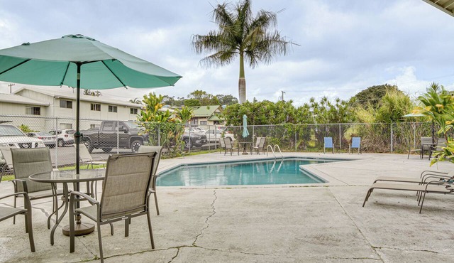 Walk to Dining & Local Markets! Hilo Getaway