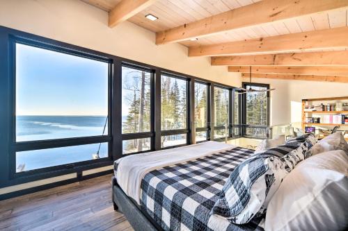 Waterfront Lake Superior Cabin: Fire Pit & More! in Two Harbors