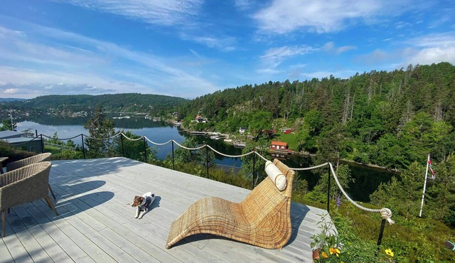Waterside cabin with boat slips on the Oslofjord in Akershus