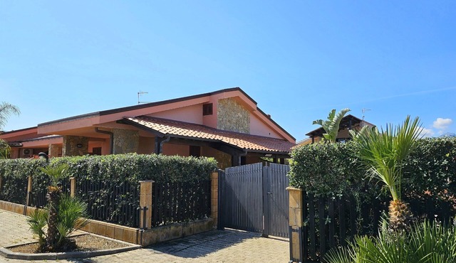 WELL-LIT MEDITERRANEAN VILLA WITH VERANDA AND GARDEN ONLY 50 METERS FROM THE SEA in Campofelice Di Roccella