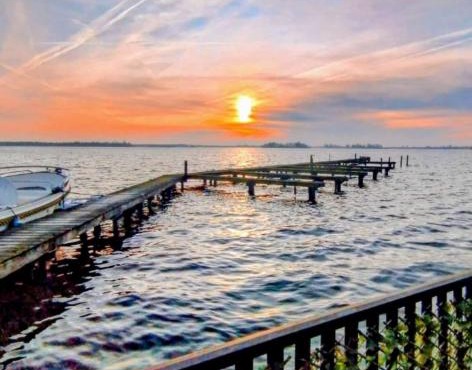 Woonboot De Witte loosdrechtse plassen in Loosdrecht