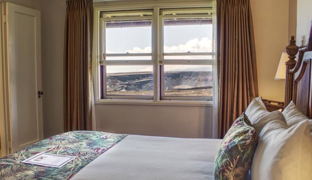 Your Relaxing Getaway! Volcano Crater View King Unit with Free Parking!