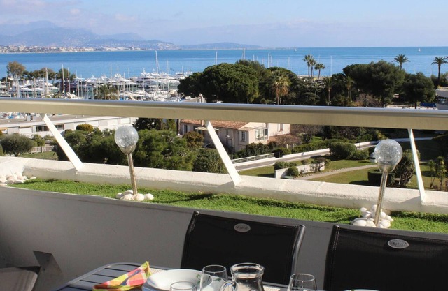 2-room apartment, sleeps 4, air-conditioned with parking in Villeneuve-Loubet Plage