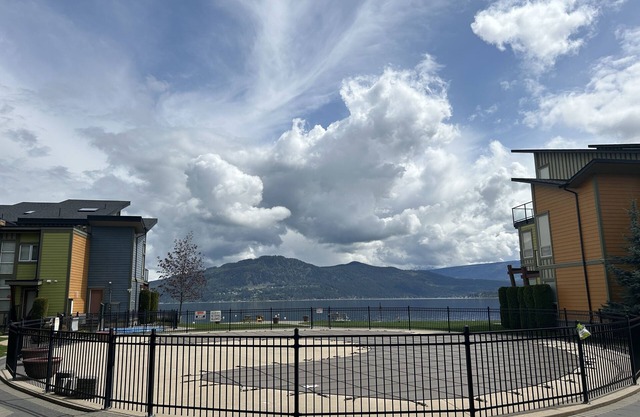 Tlc Beachhouse Waterfront Shuswap Accommodation 
