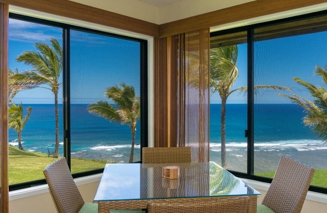 Views, romantic and private with king bed, ground floor convenience