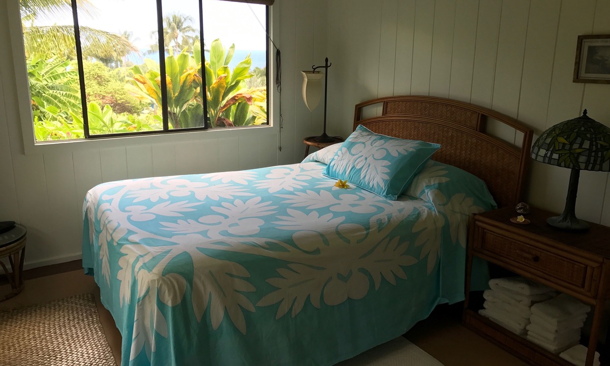 Hana House | IDEAL BEACH LOCATION 2 BR LARGE DECK "PRIVATE'