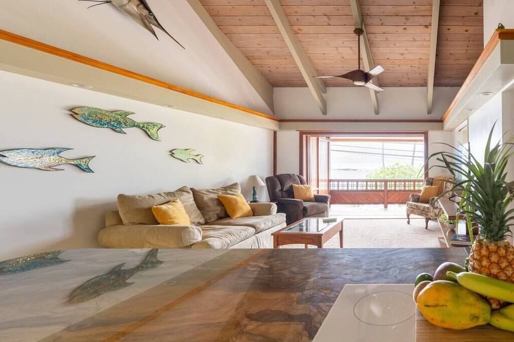 Kahaluu Bay Villa | Reefside Suite at Seaspray Ocean View