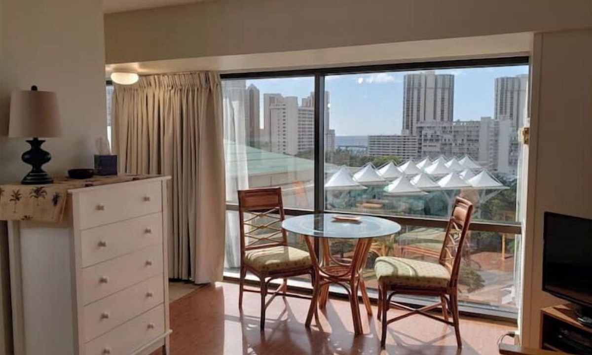 McCully - Moiliili Condo | Your own Treasure close to the Beach, shopping and centrally located.