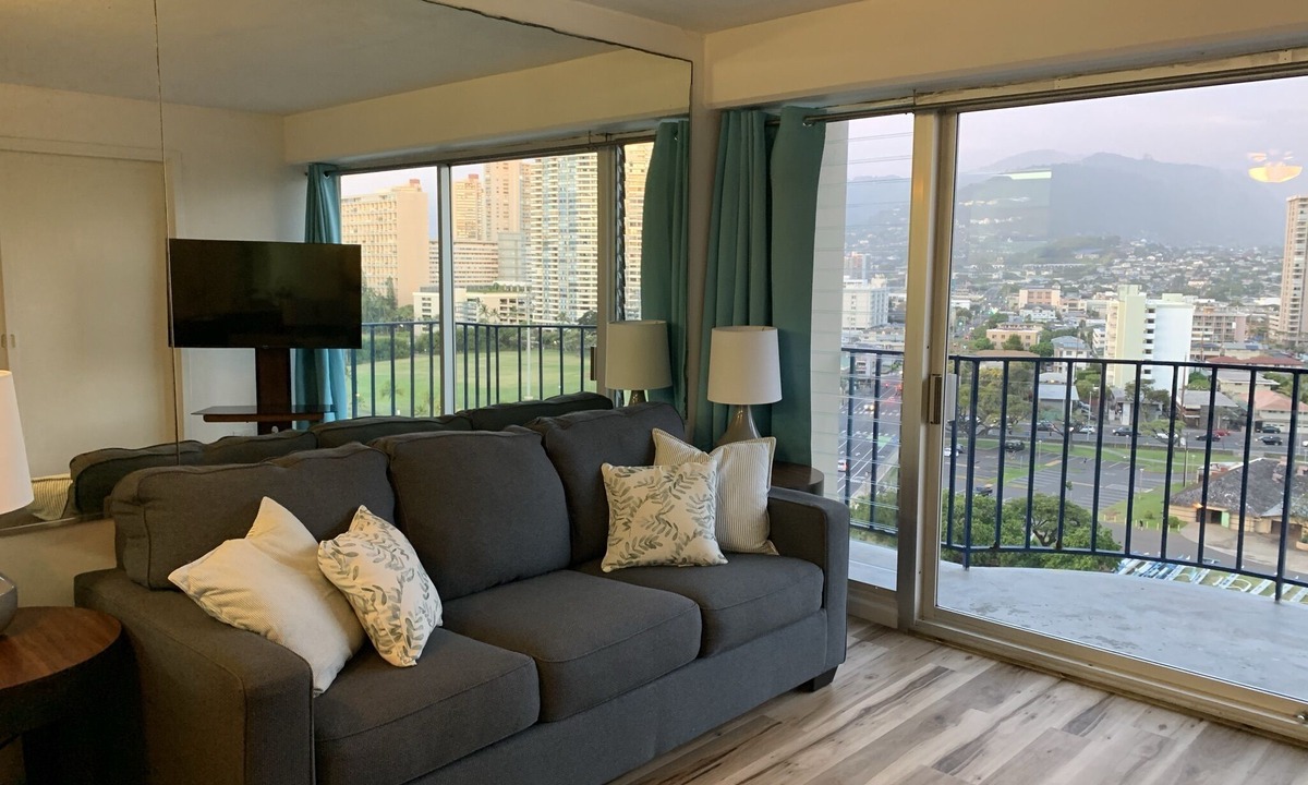 McCully - Moiliili Apartment | Breezy Waikiki Apartment sleeps 6 with Free Parking