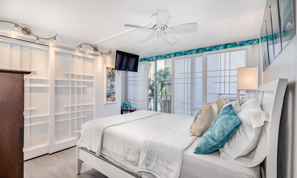 Diamond Head - Kapahulu - St. Louis Condo | Top Remodel of a gorgeous Diamond Head Oceanfront Lanai Condo - Sleeps 4