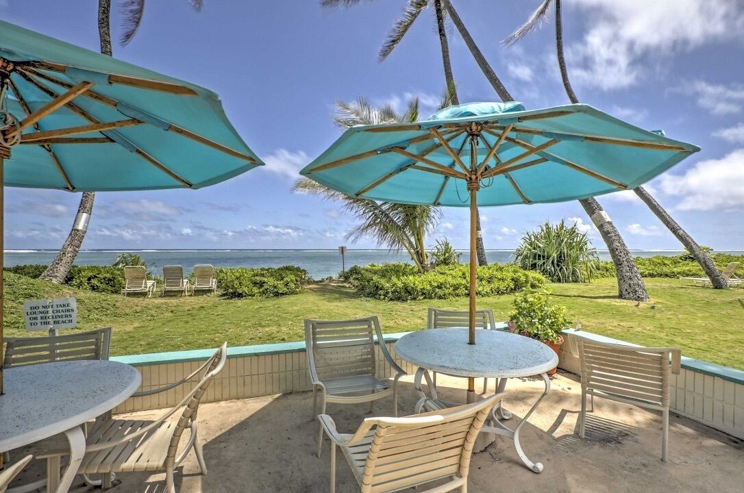 Punaluu Condo | Sandy Beachfront Cottage