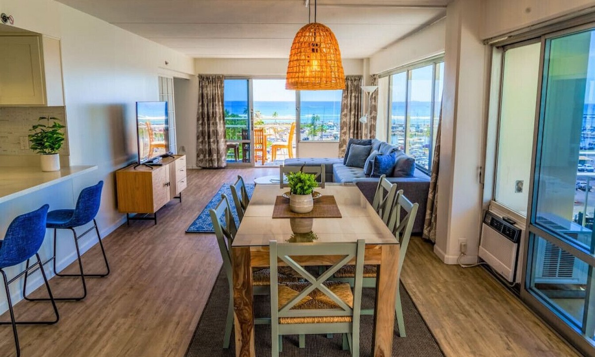 Waikiki Apartment | 643 · Beachfront Condo Ilikai Collection # 11. Sleeps 6.