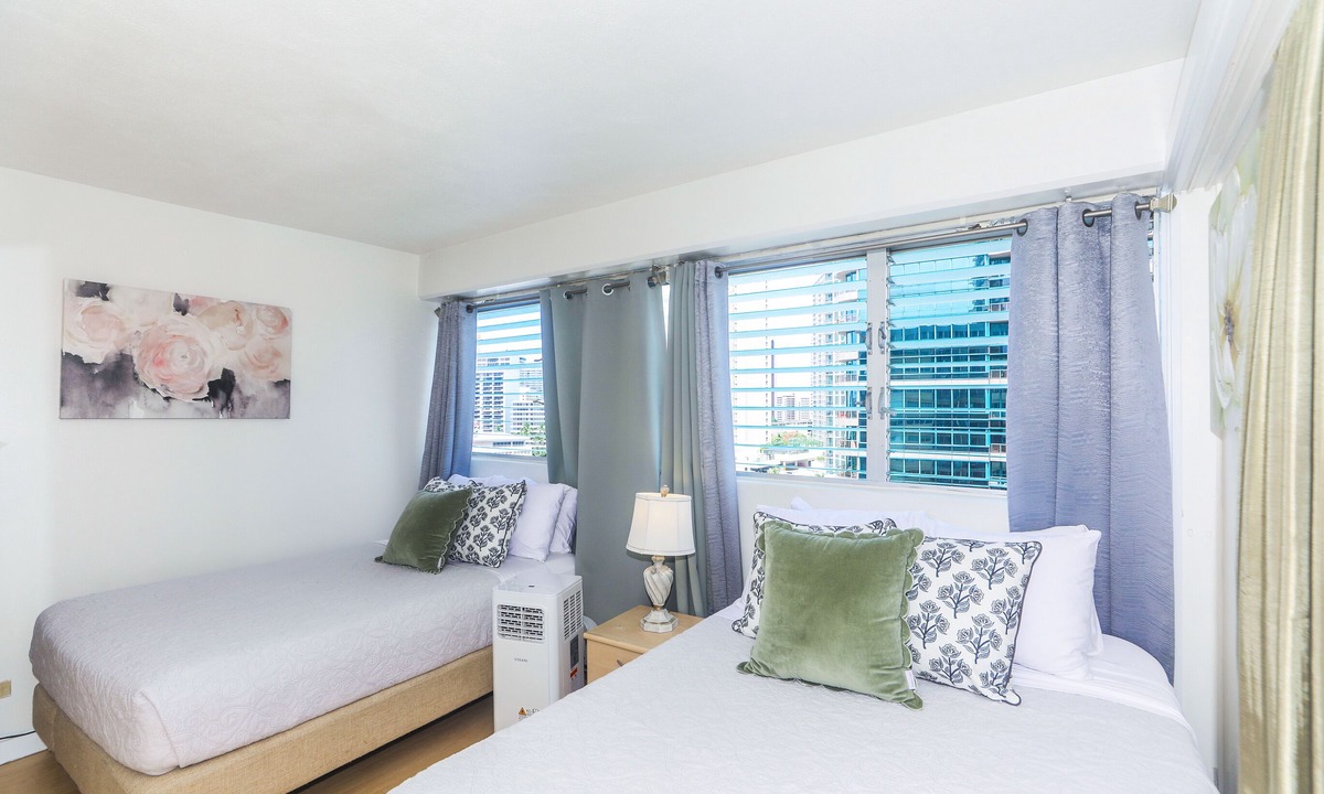 McCully - Moiliili Condo | Cozy Spacious 2Bedroom 1 Bathroom, close to BEACH and FREE Parking!