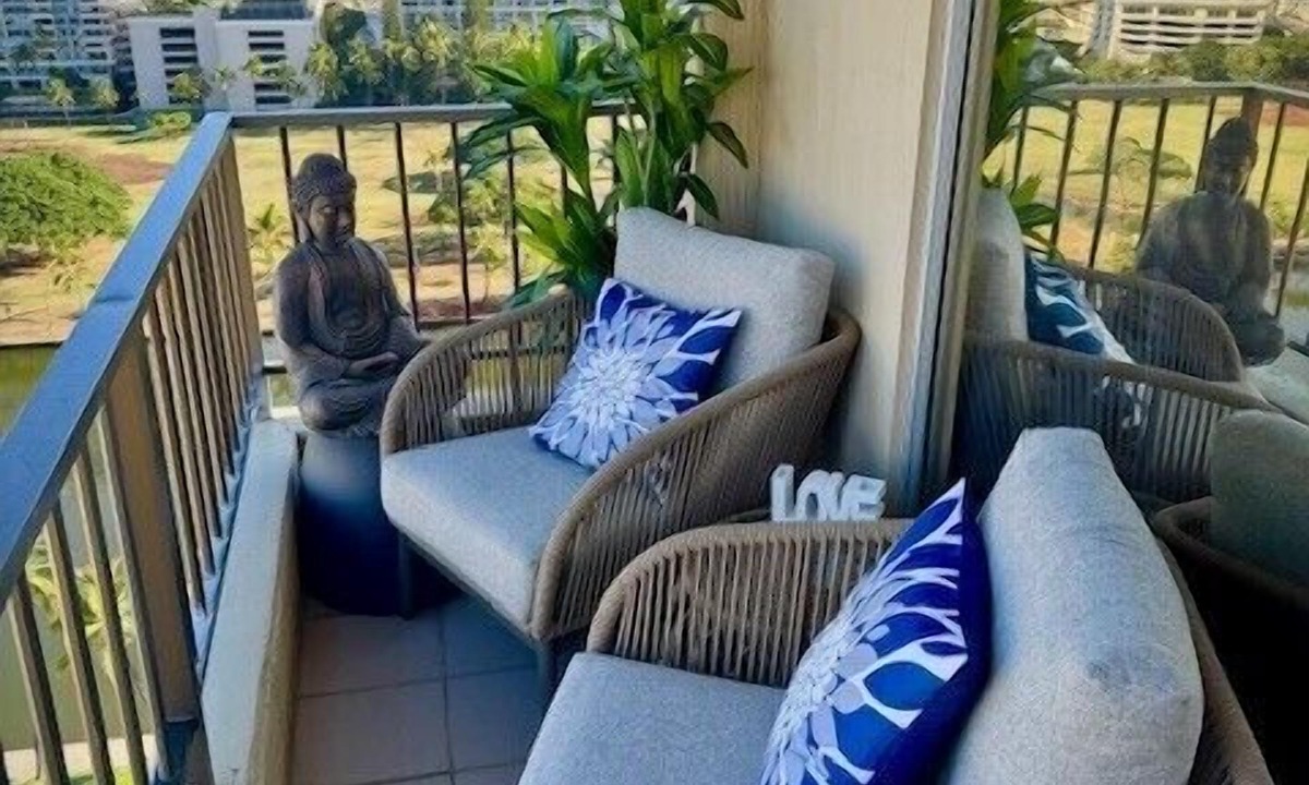 Waikiki Condo | Honu Hideaway Studio at Royal Garden | Lanai Oasis