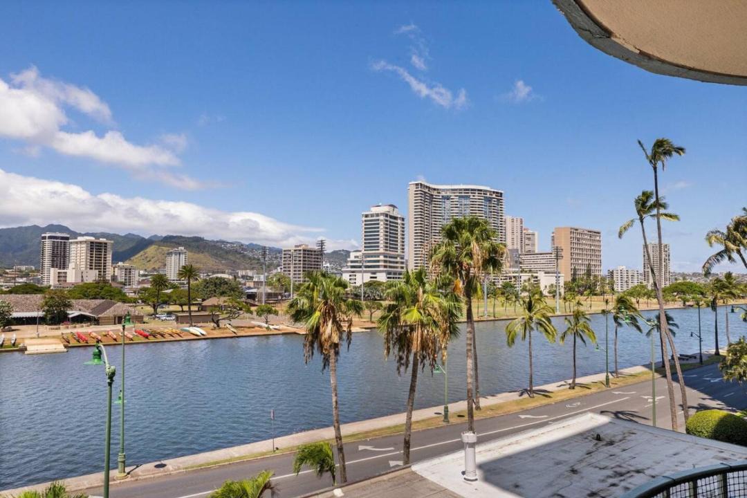 McCully - Moiliili Apartment | 401 FREE Parking 10 min beach 2b-Waikiki Ala Moana