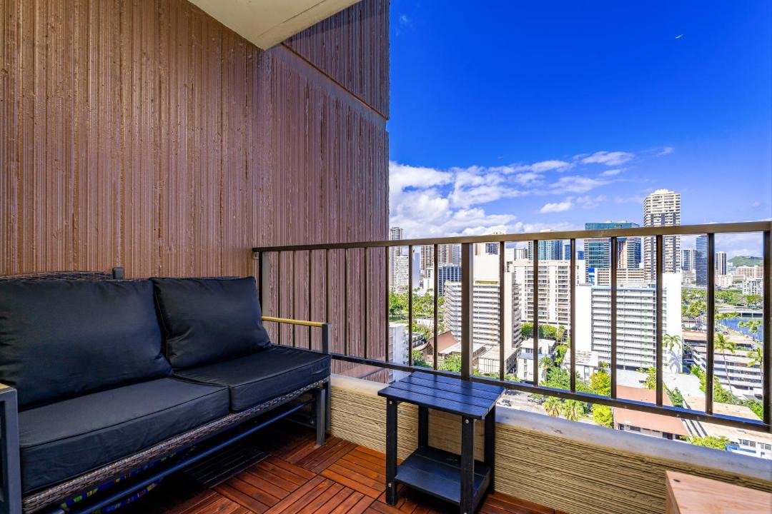 Waikiki Apartment | Modern Suite Free Parking View AC King Bed Kitchen