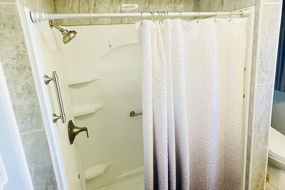 Photo of Bathroom in Ka'a'awa