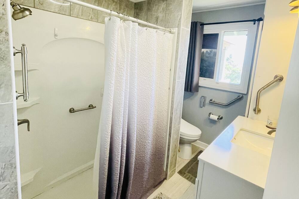 Photo of Bathroom in Ka'a'awa