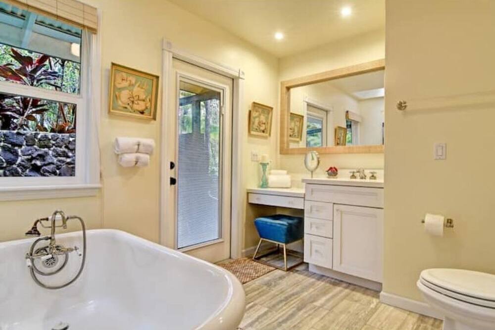 Photo of Bathroom in Royal Hawaiian Estates