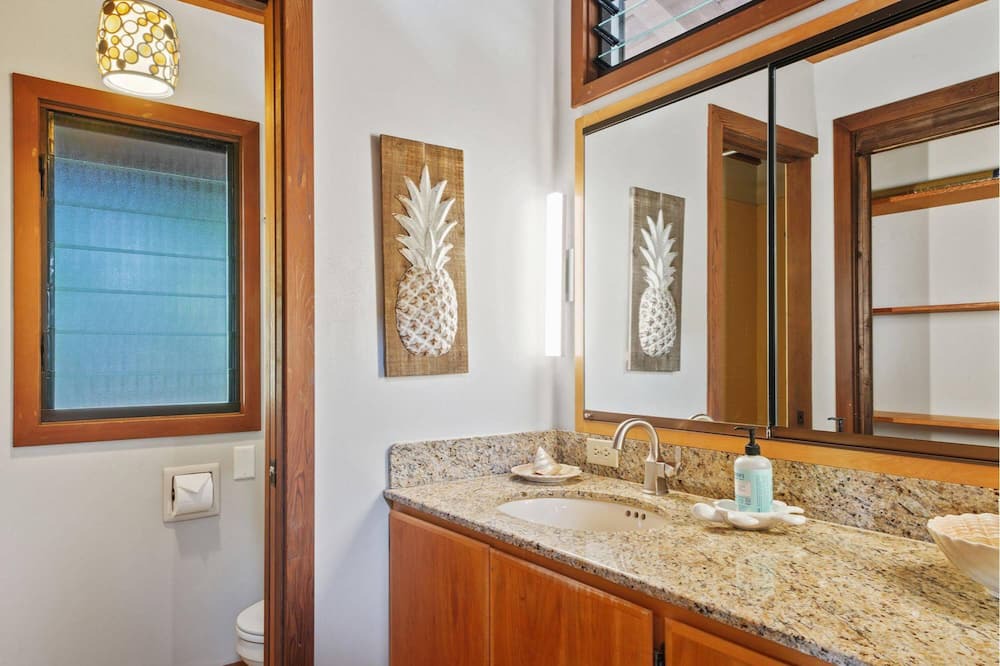 Photo of Bathroom in Kahaluu Bay