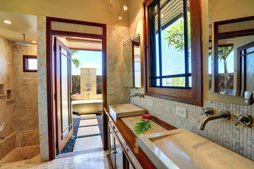 Photo of Bathroom in Historic Lahaina Front Street