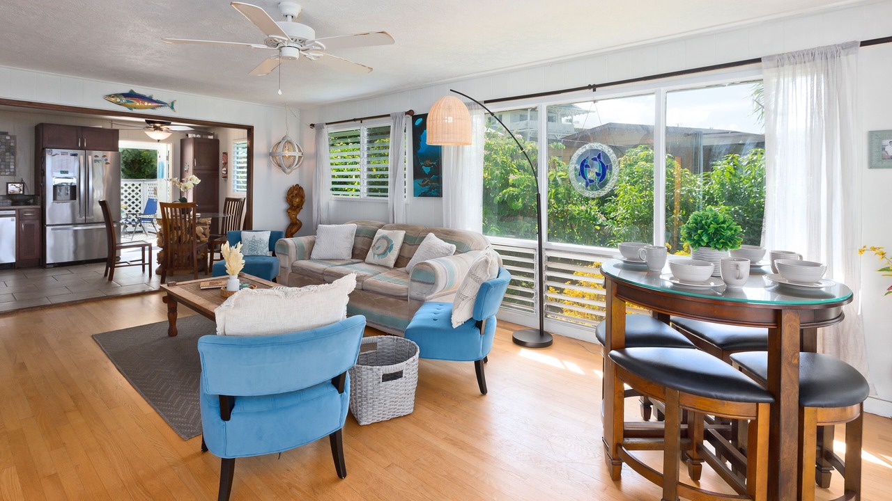 Photo of Livingroom in Kahaluu Bay