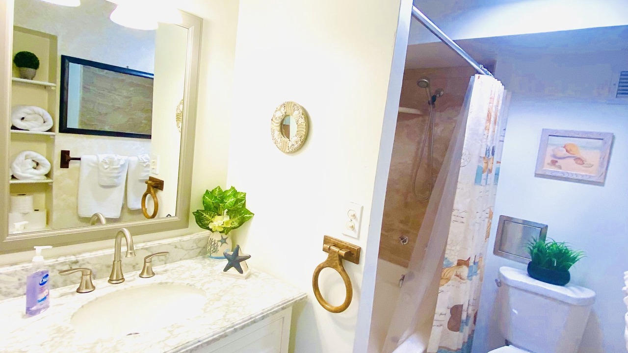 Photo of Bathroom in Punaluu