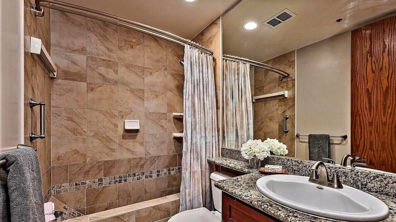 Photo of Bathroom in Downtown Honolulu
