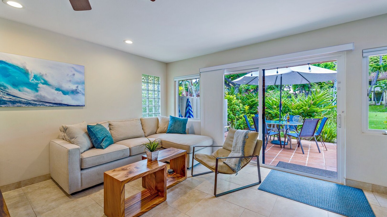 Photo of Livingroom in Historic Lahaina Front Street
