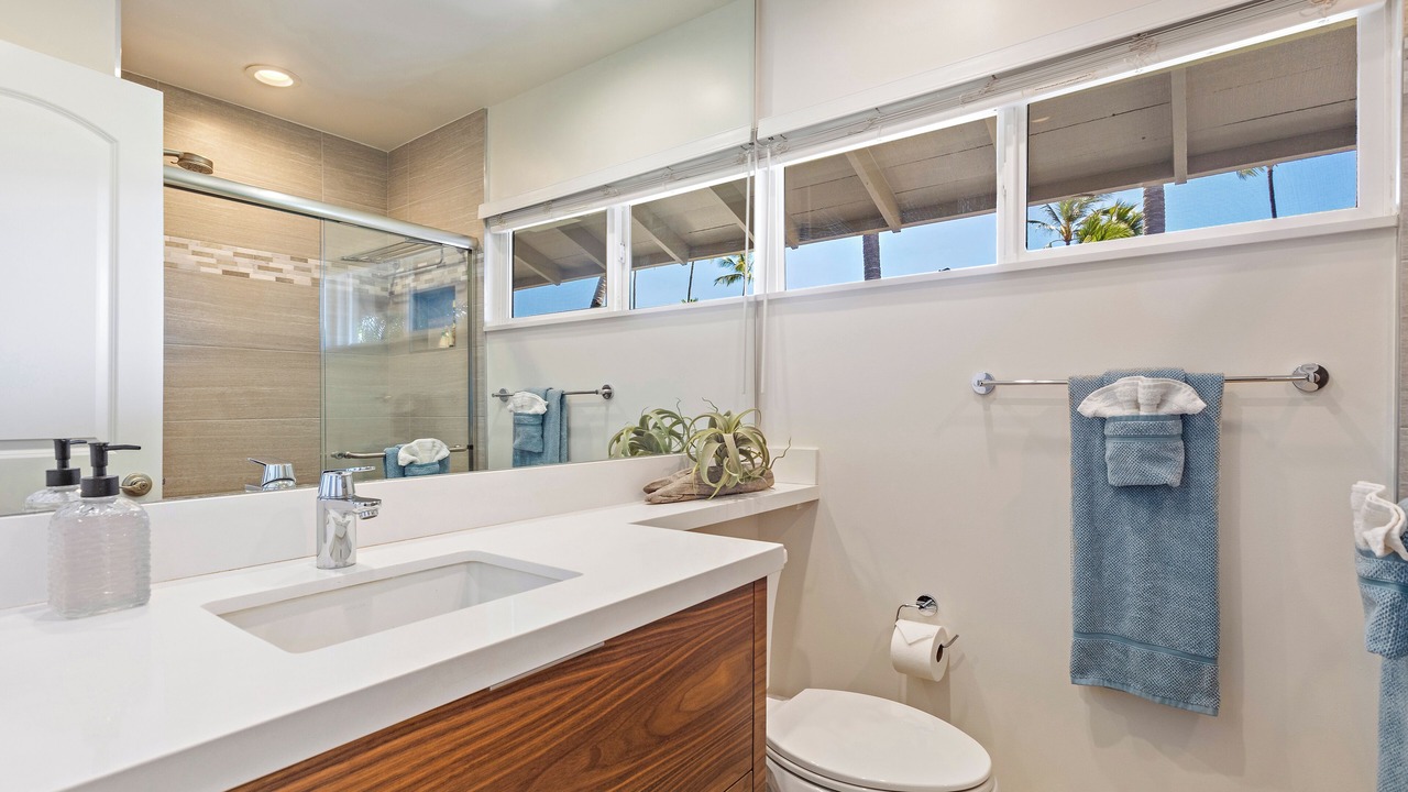 Photo of Bathroom in Historic Lahaina Front Street