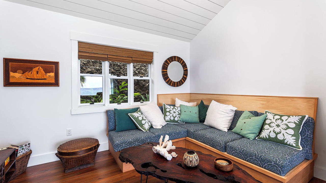 Photo of Livingroom in Kahaluu Bay