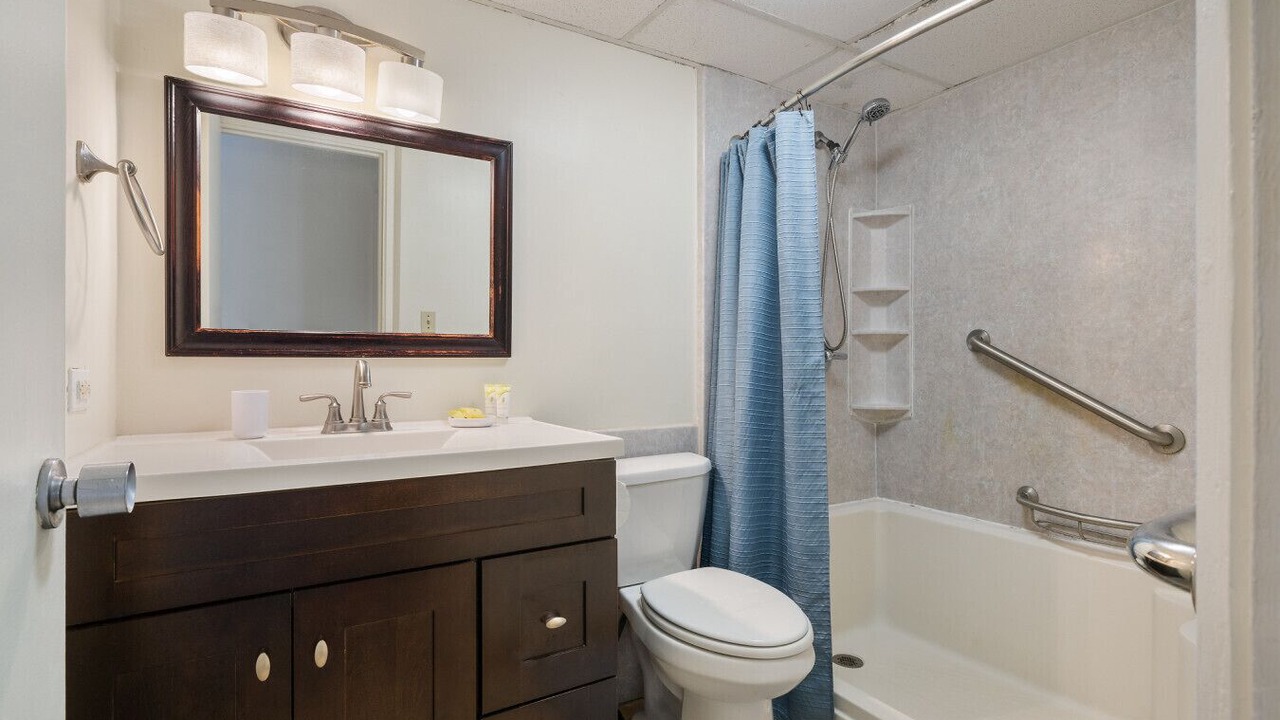 Photo of Bathroom in McCully - Moiliili