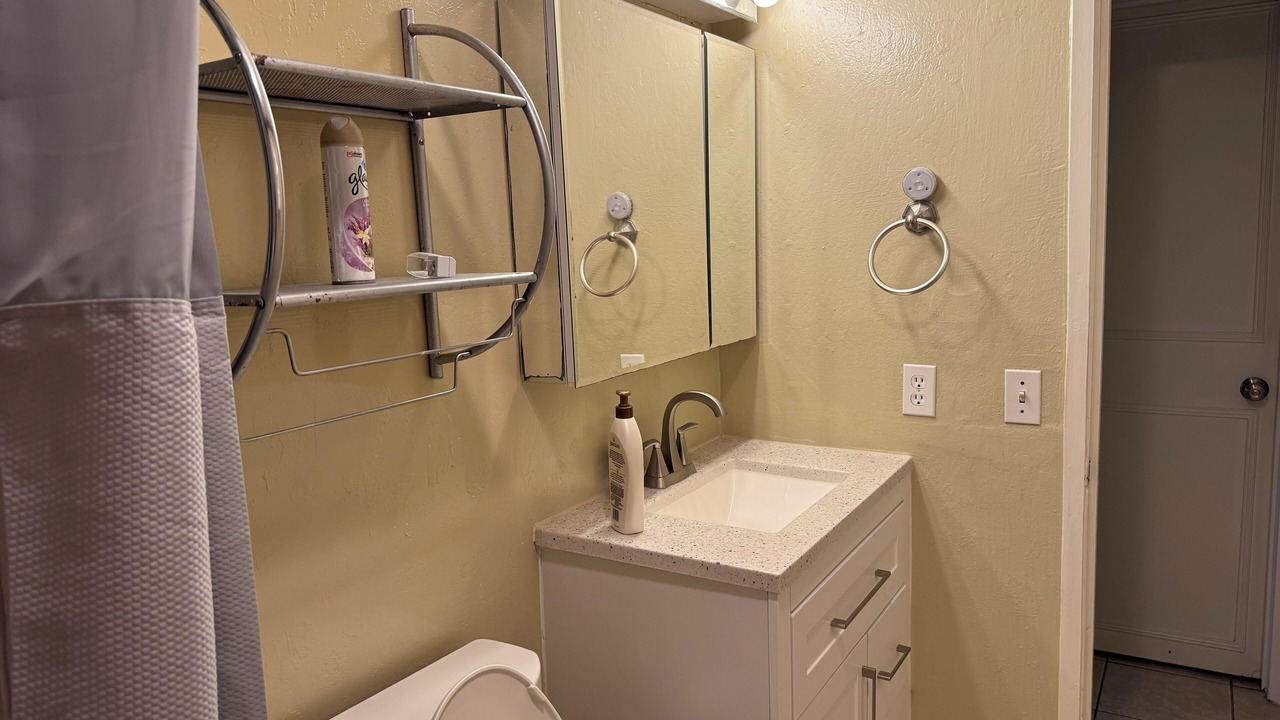Photo of Bathroom in Makaha Valley