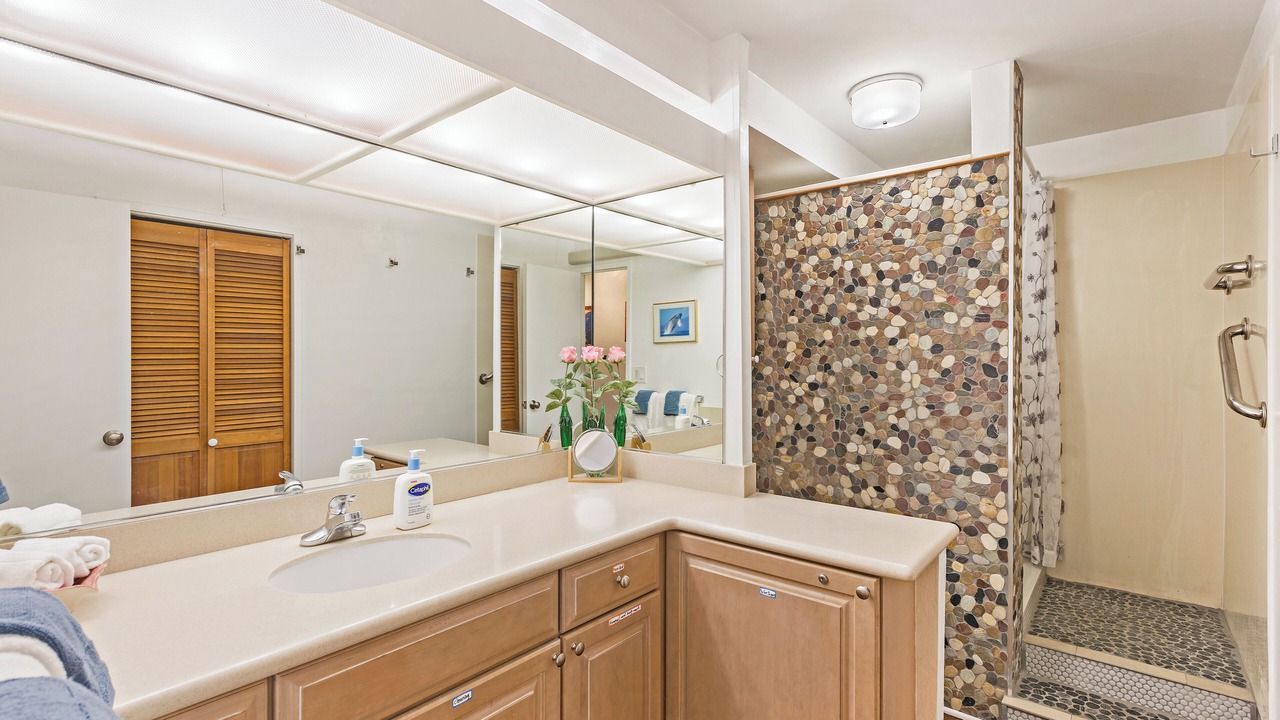 Photo of Bathroom in Historic Lahaina Front Street