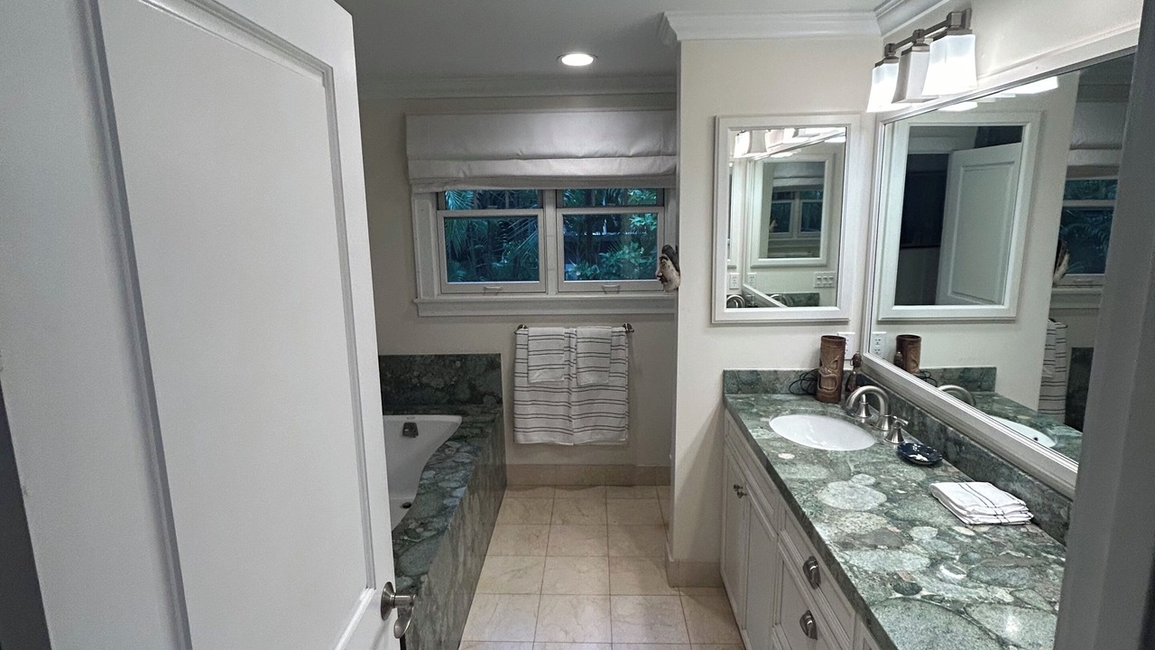 Photo of Bathroom in Hawaii Loa Ridge