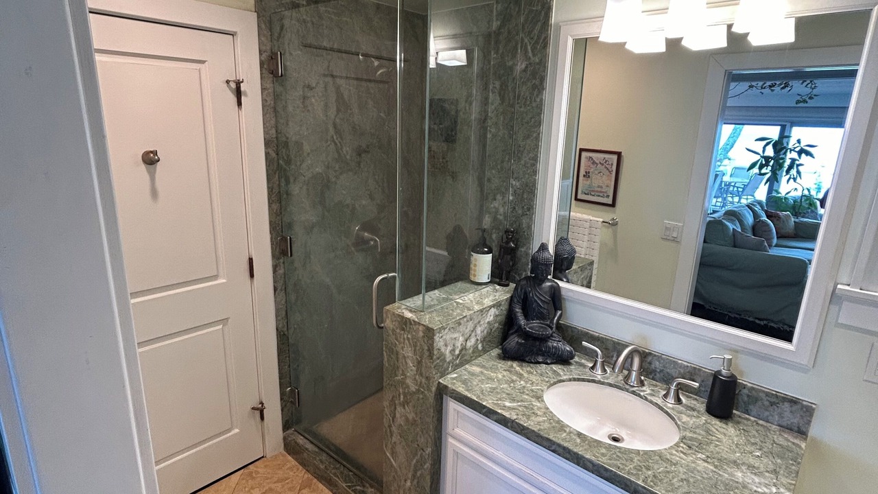 Photo of Bathroom in Hawaii Loa Ridge
