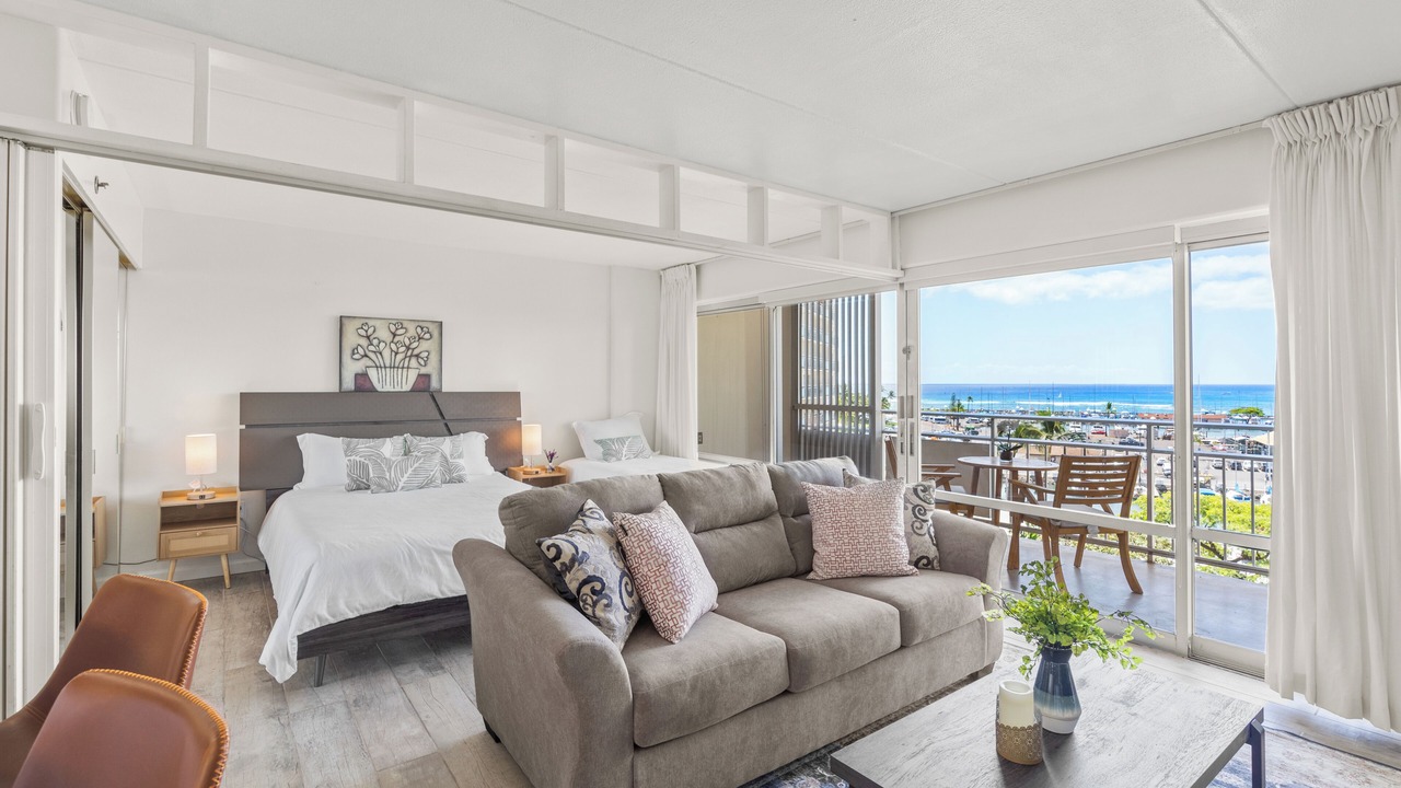 Photo of Livingroom in Waikiki