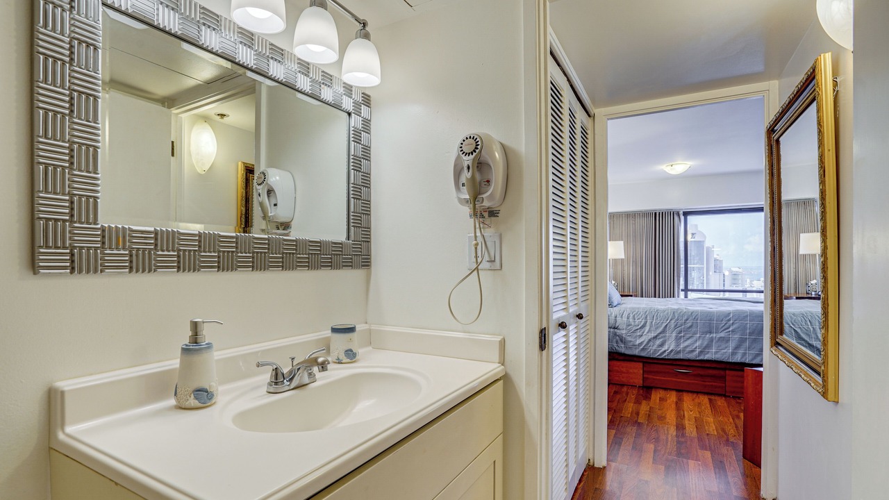 Photo of Bathroom in Downtown Honolulu