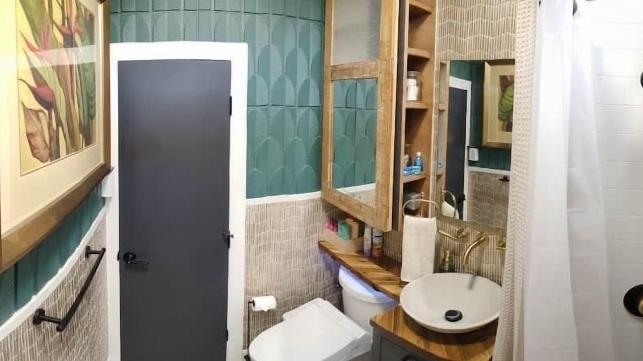 Photo of Bathroom in Ka'a'awa