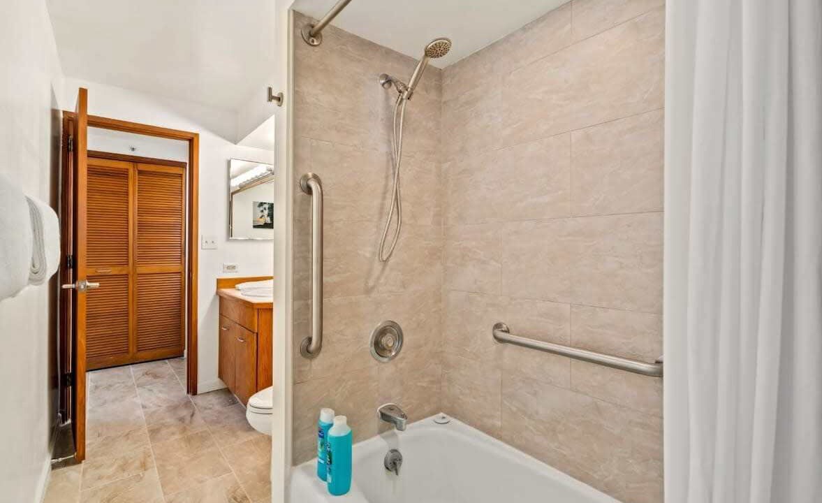 Photo of Bathroom in Diamond Head - Kapahulu - St. Louis