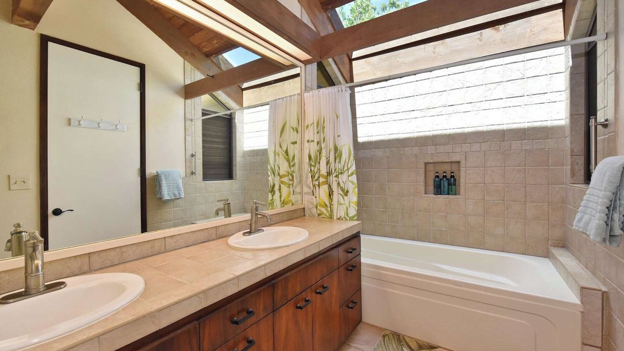 Photo of Bathroom in Kahana