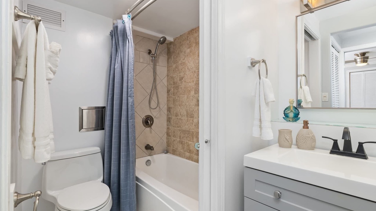 Photo of Bathroom in Punaluu