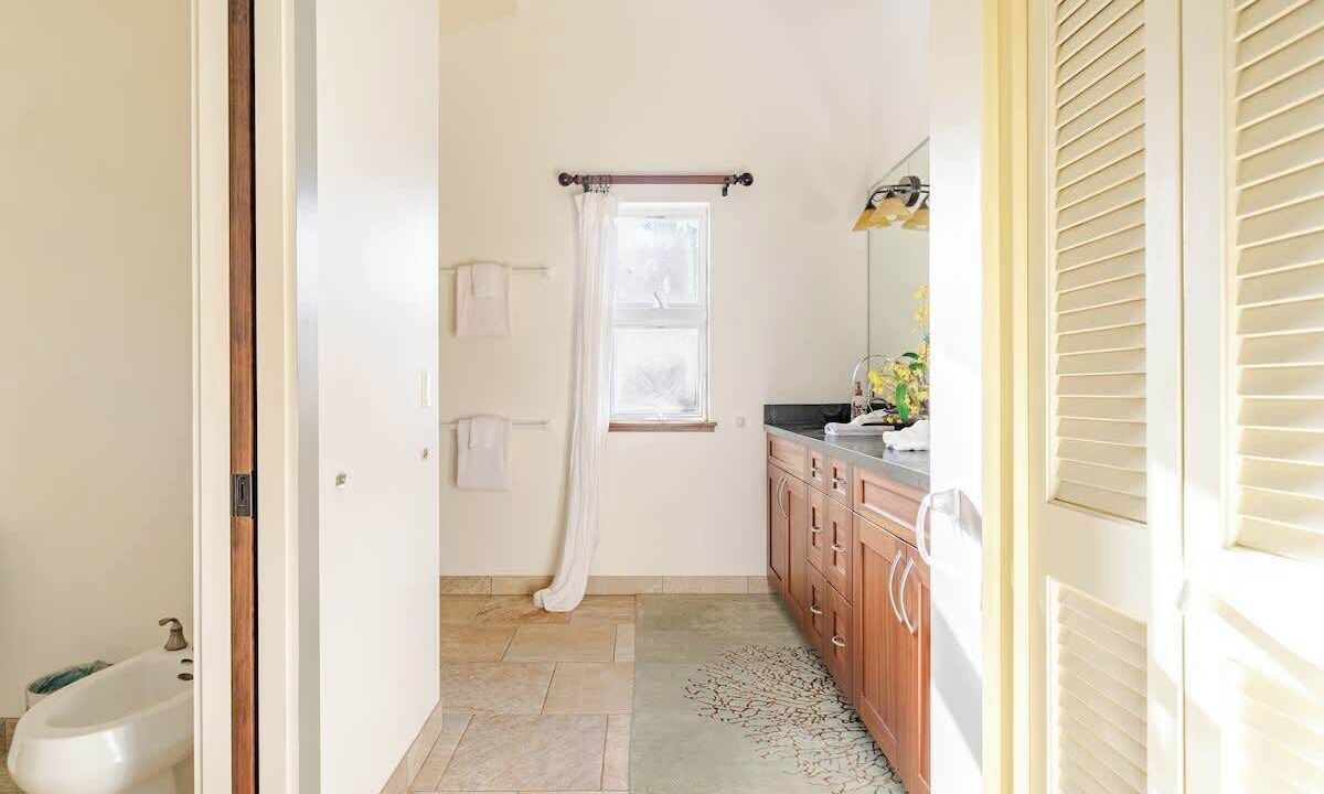 Photo of Bathroom in Pepeekeo
