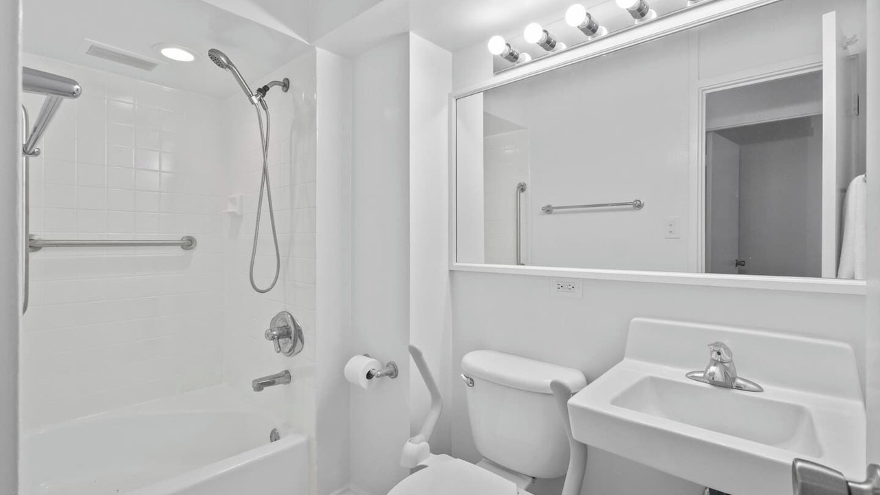 Photo of Bathroom in Diamond Head - Kapahulu - St. Louis