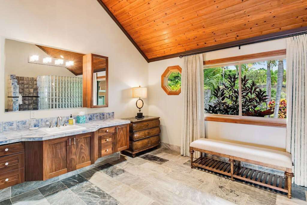 Photo of Bathroom in Honaunau-Napoopoo