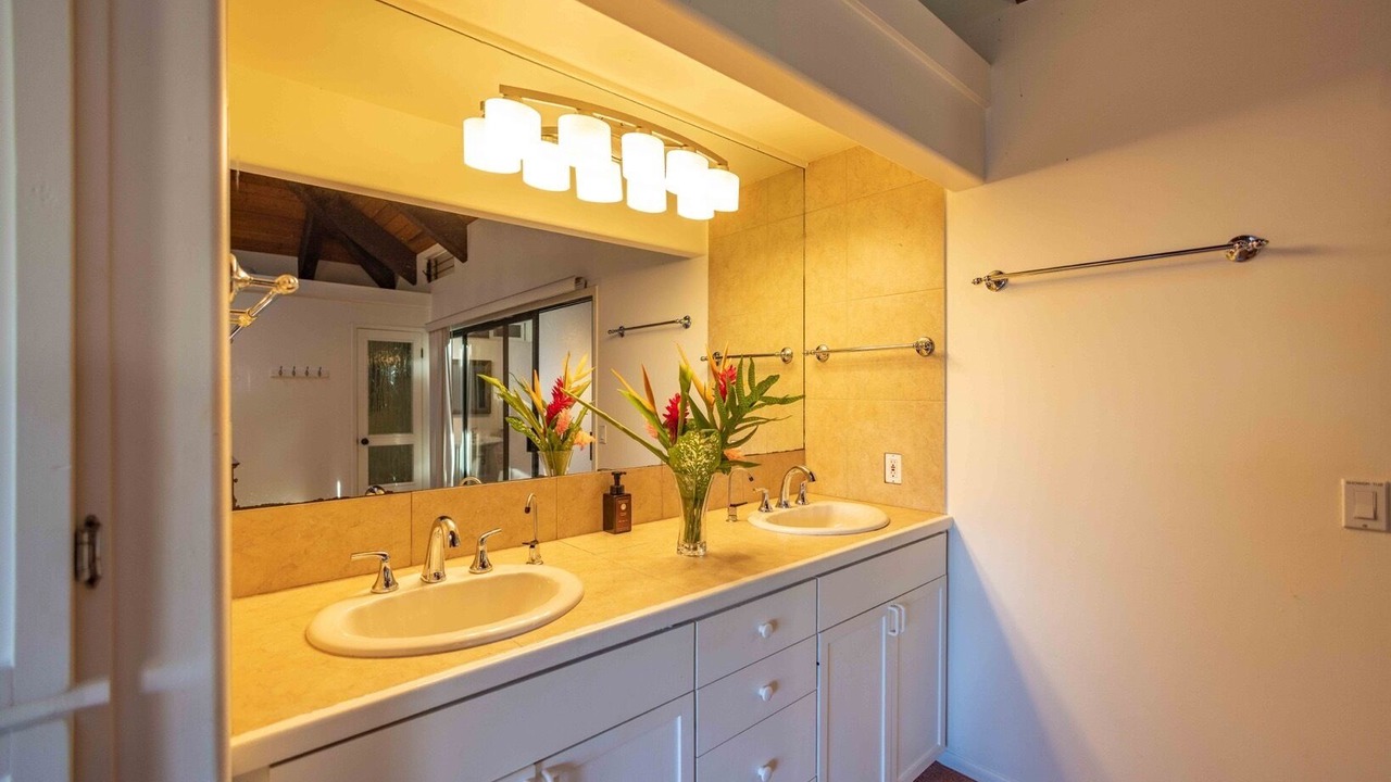 Photo of Bathroom in Haiku