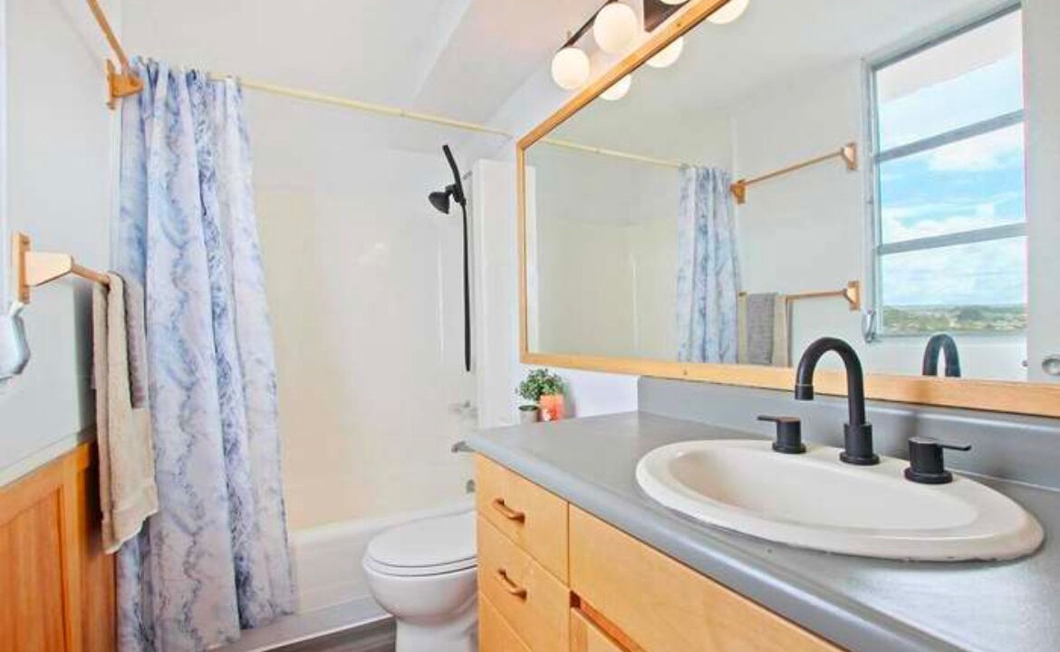 Photo of Bathroom in Hilo