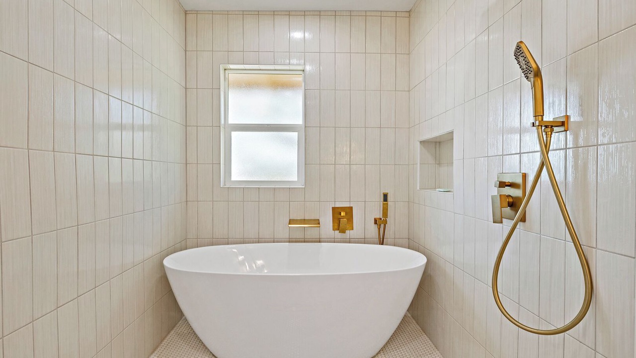 Photo of Bathroom in Downtown Lahaina