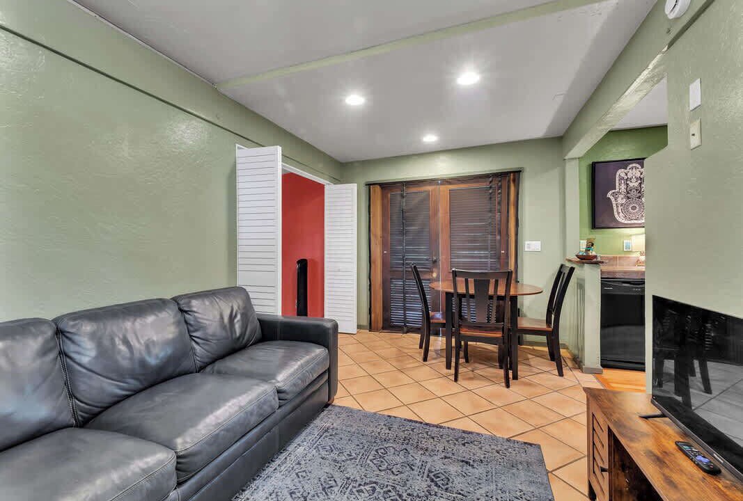 Photo of Livingroom in Kahaluu Bay